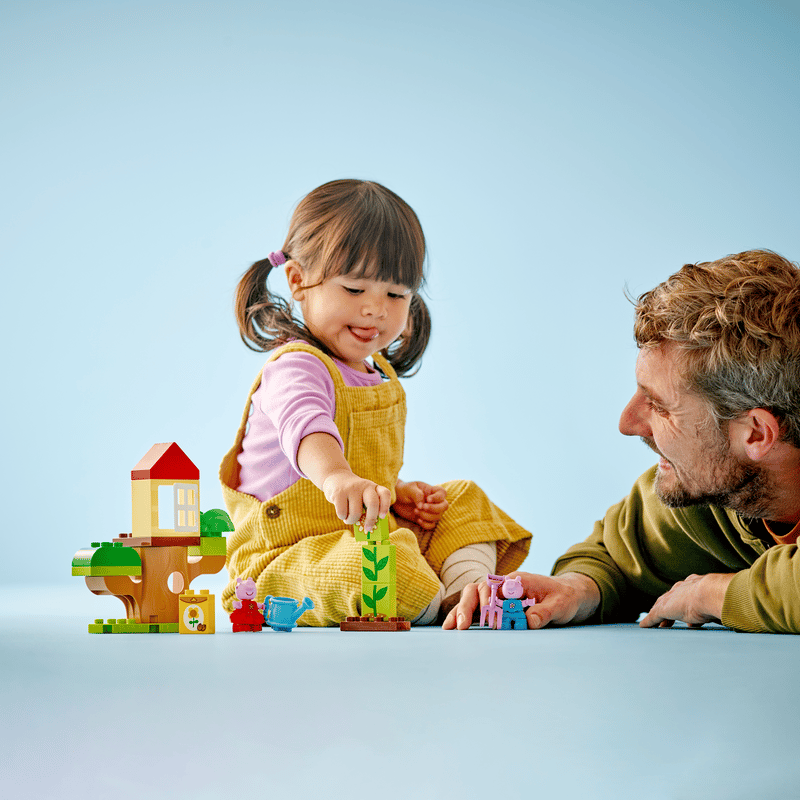 LEGO DUPLO 10431 Kind spielt mit Peppas Garten und Baumhaus