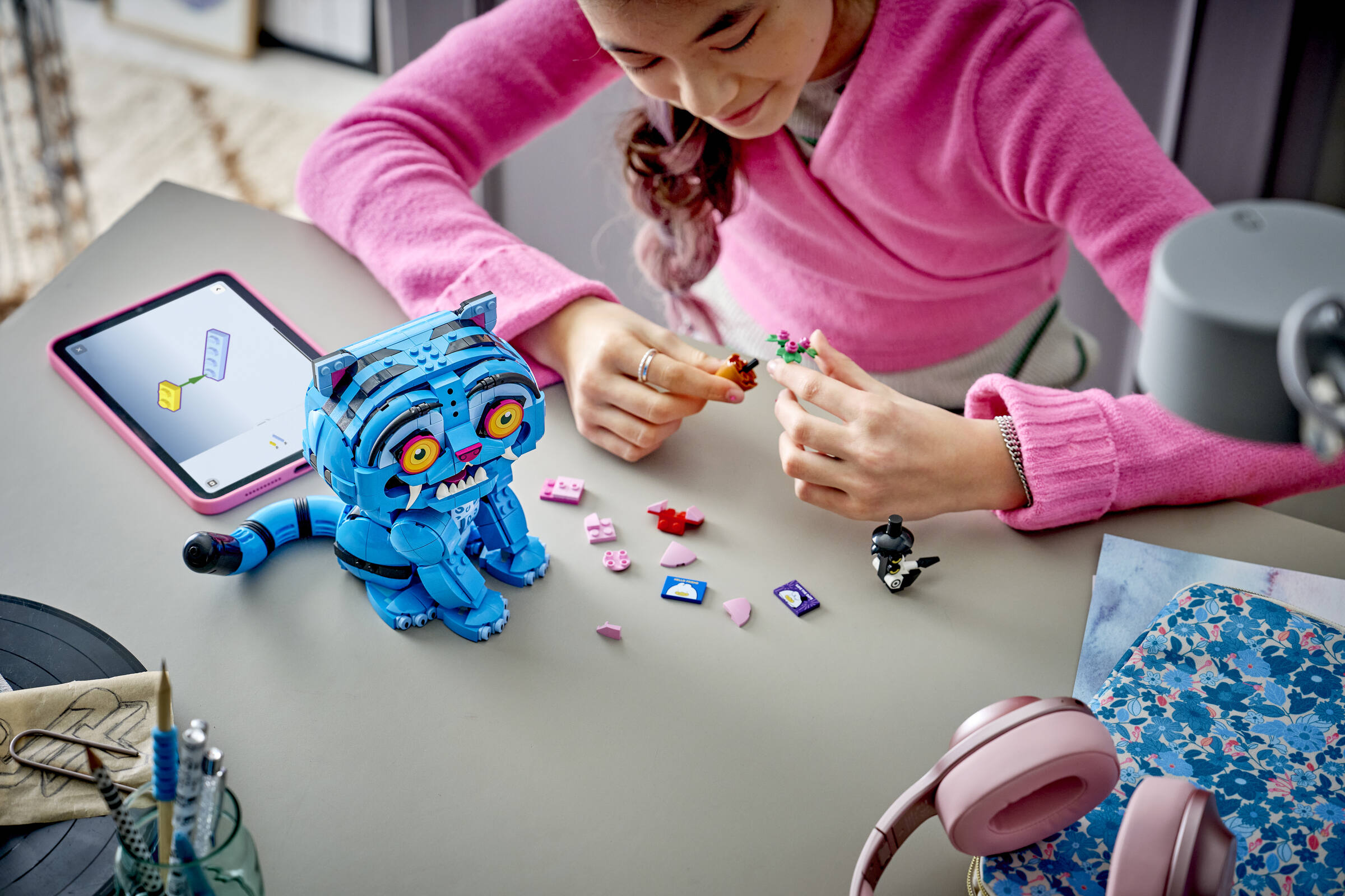 LEGO KPop Demon Hunters 72537 Derpy Tiger and Sussie Bird lifestyle build scene