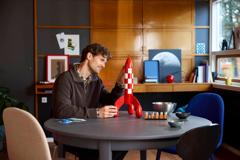 LEGO 21367 Lifestyle-Bild, Mann haelt die fertige Mondrakete und bewundert das Modell