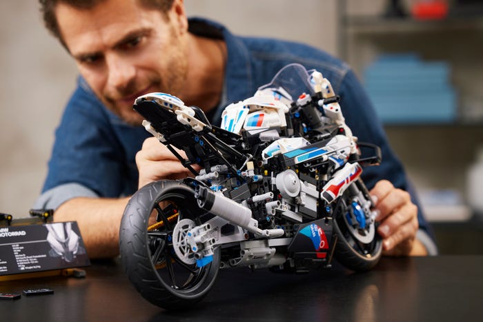 The motorcycle season sees an early January start with the LEGO® Technic  BMW R 1200 GS Adventure.