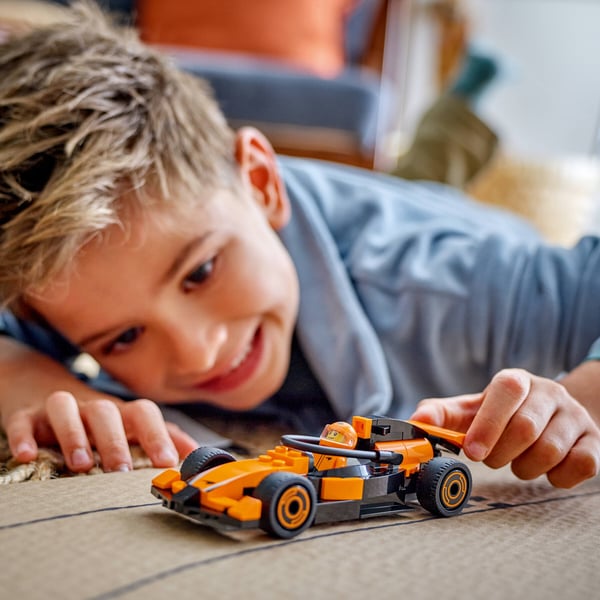 LEGO 60442 Voiture de course McLaren avec pilote de F1® — visuel 6 sur 8