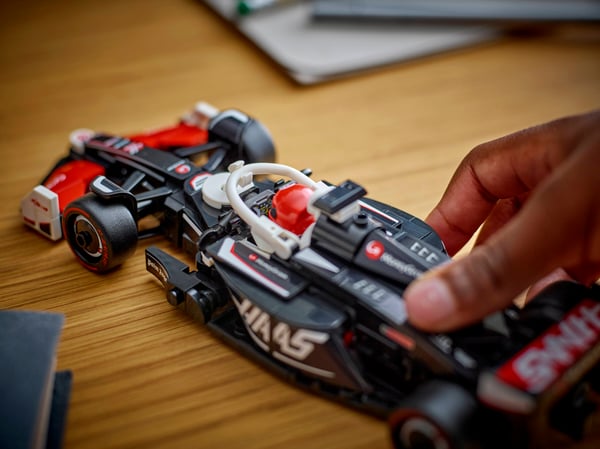 LEGO 77250 Voiture F1® MoneyGram Haas Team VF-24 — visuel 7 sur 8