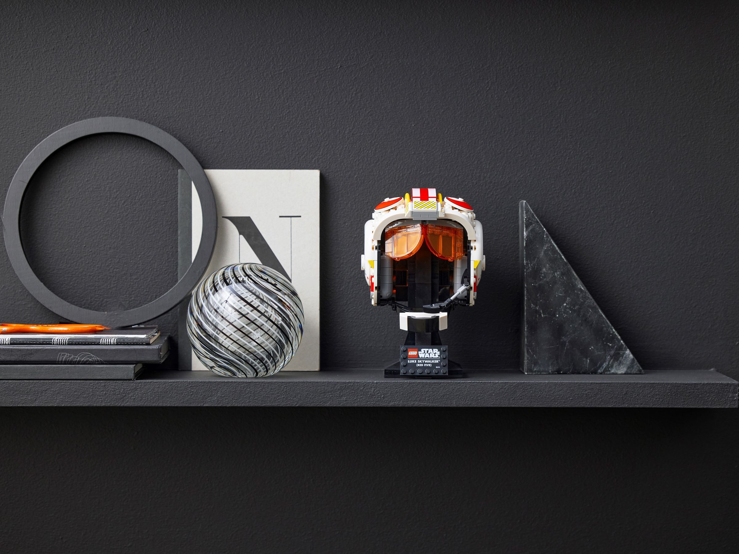 ルーク・スカイウォーカー レッド5 ヘルメット 75327 | スター