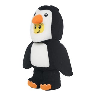 Băiat costumat în pinguin de pluș