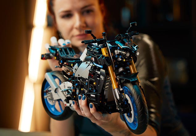  LEGO Technic Yamaha MT-10 SP 42159 Advanced Building Set for  Adults, This Iconic Motorcycle Model for Build and Display Makes a Great  Gift for Fans of Yamaha Vehicles or Motorcycle Collectibles 
