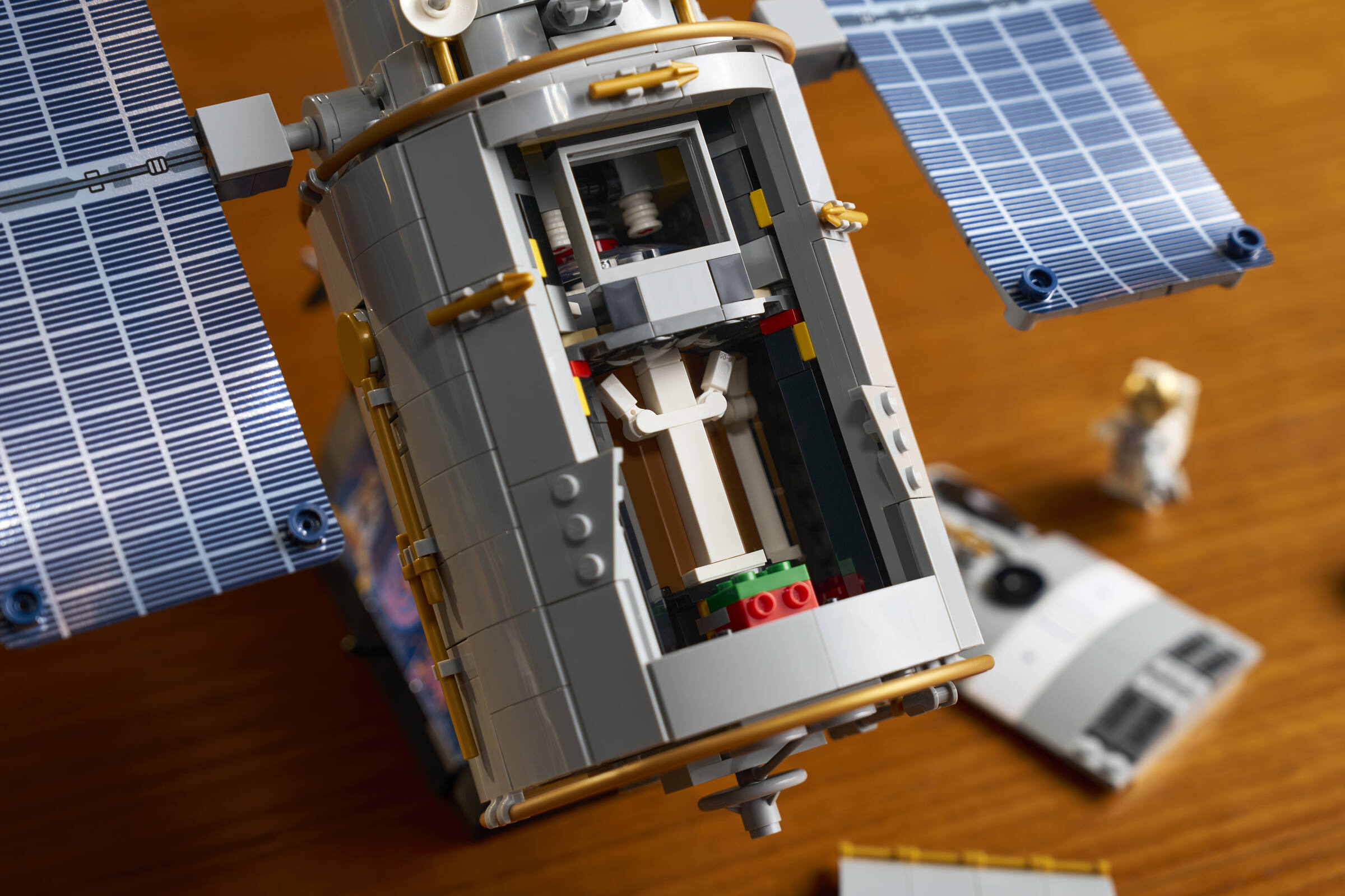 ハッブル宇宙望遠鏡 11382 | LEGO® Icons |レゴ®ストア公式オンライン