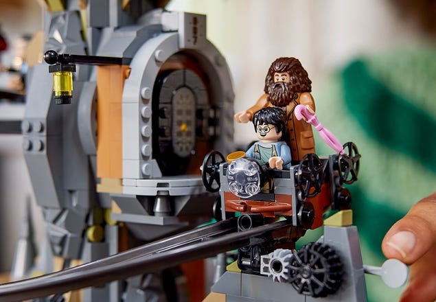 2 Harry Potter-szereplő LEGO minifigurája egy csillében utazik egy íves sínpályán