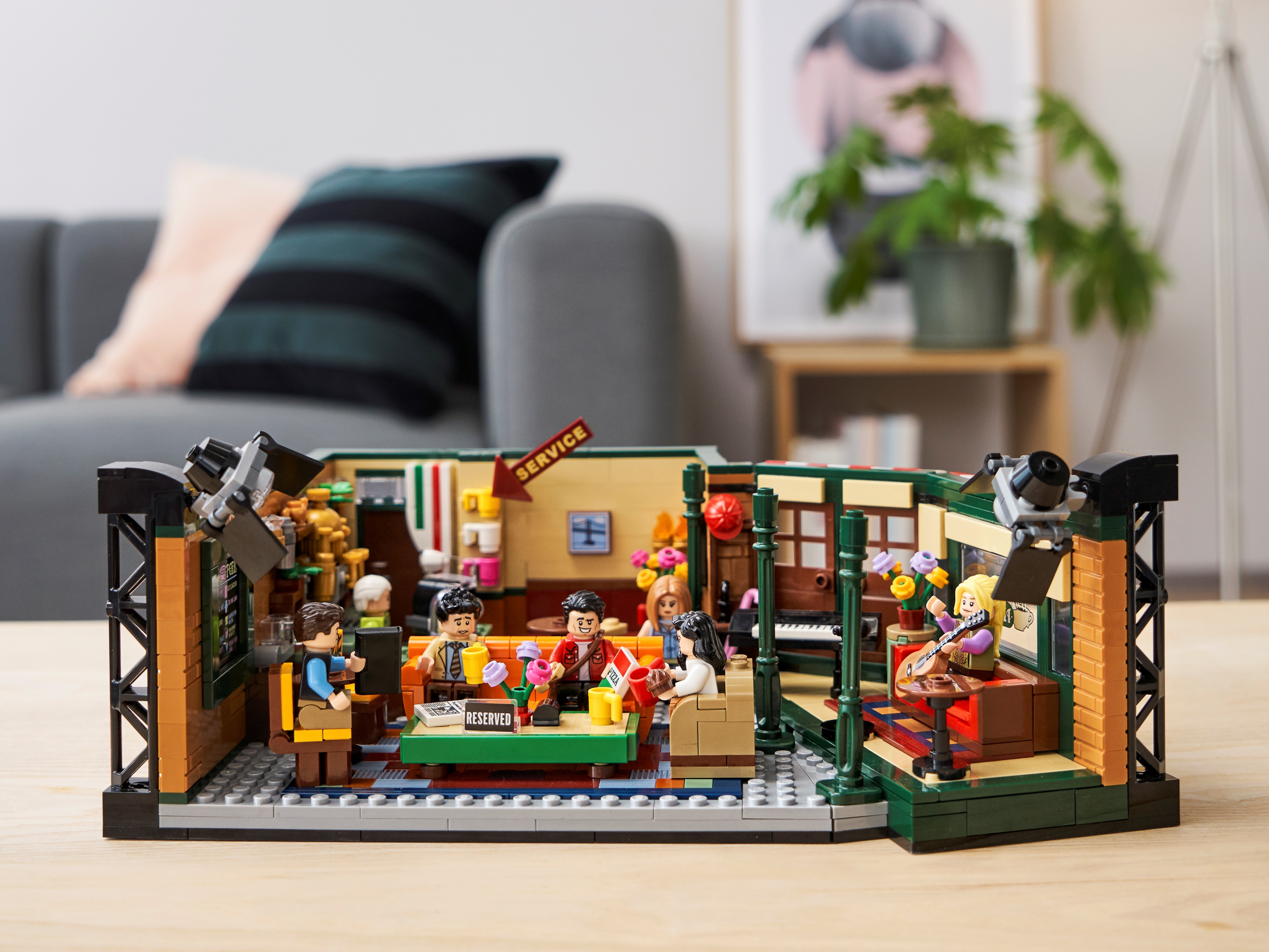 oversøisk pige Pas på Central Perk 21319 | Ideas | Buy online at the Official LEGO® Shop US