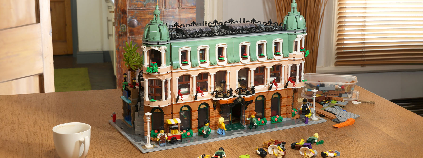 Combining Two Modular Buildings | Official LEGO® Shop CH