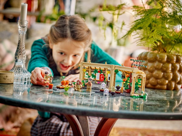 LEGO 76445 Le château de Poudlard : le cours de botanique — visuel 7 sur 8