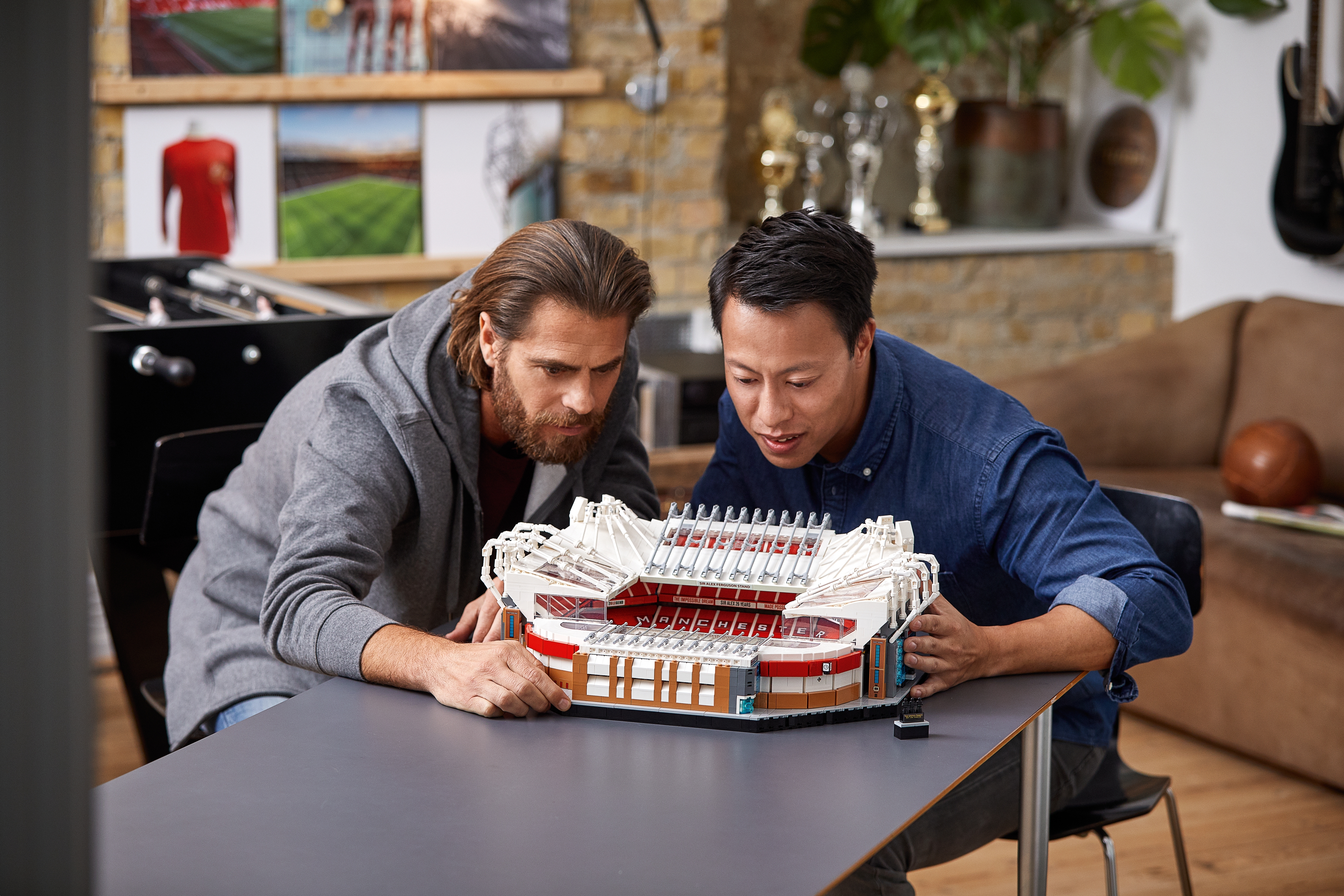 LEGO dévoile une réplique en 3898 pièces du stade Old Trafford