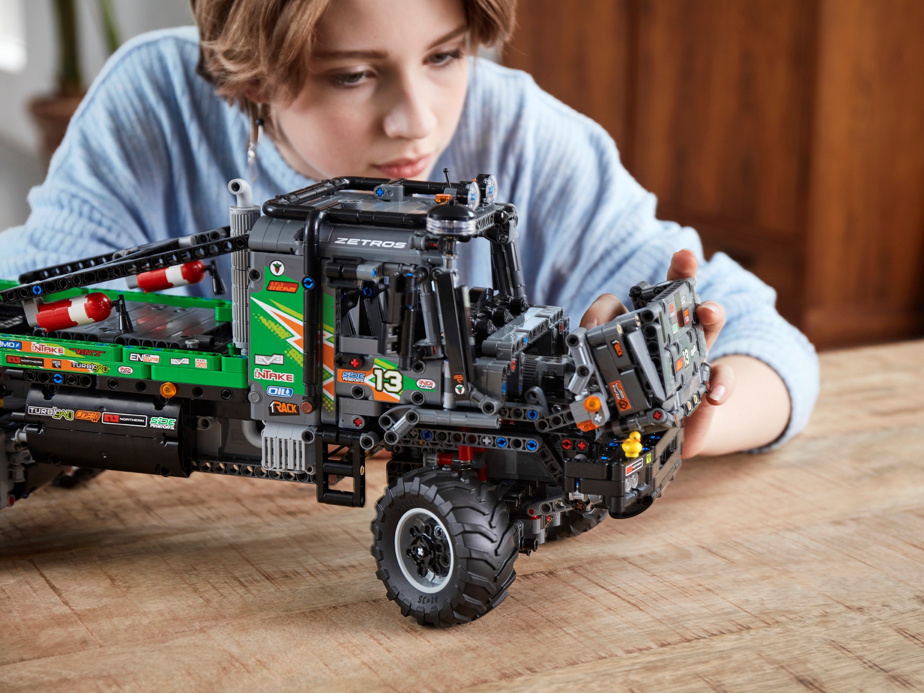 Review LEGO Technic 42129 Mercedes-Benz Zetros - HelloBricks