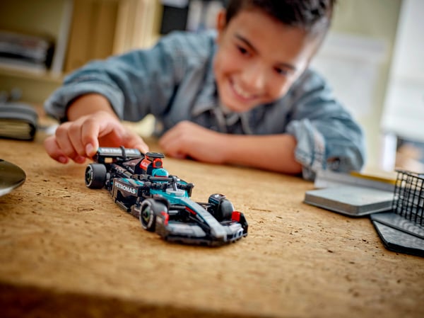 LEGO 77244 Voiture F1® Mercedes-AMG W15 — visuel 8 sur 8