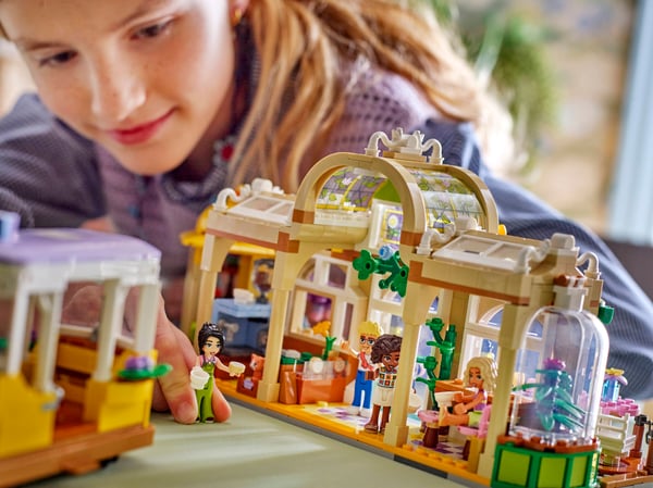 LEGO 42671 Café des plantes et Kiosque à fleurs — visuel 7 sur 8