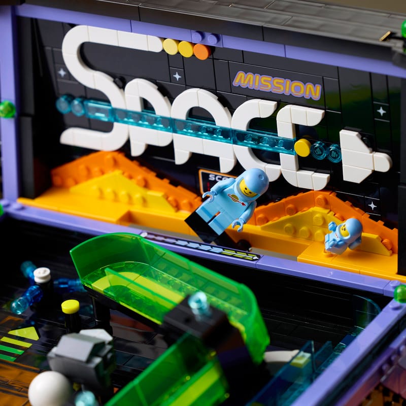 LEGO presenta una máquina de pinball funcional con temática espacial 4 Close-up of the astronaut and space-roving baby minifigures in a LEGO® Icons Arcade Pinball Machine set.