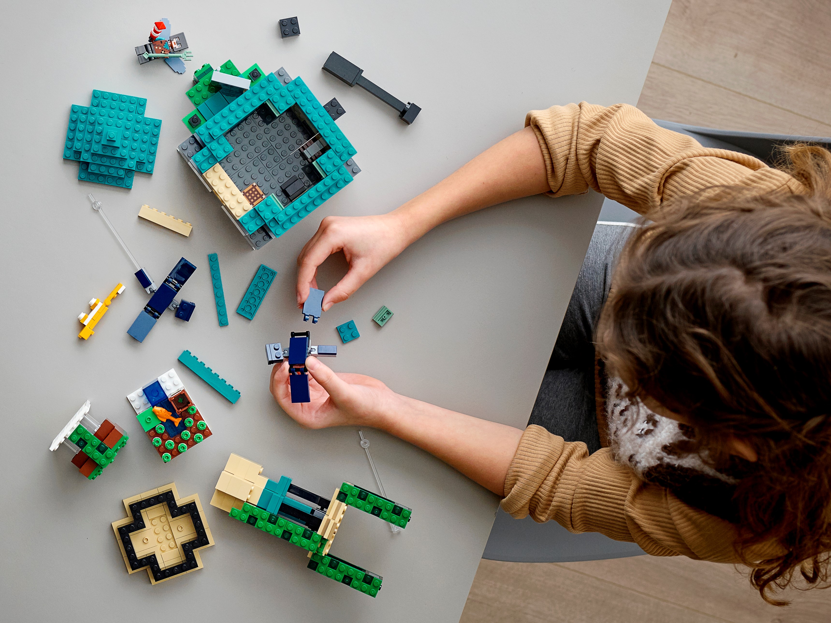 Set Giocattoli per Bambini di 8 Anni con Minifigure del Pilota e Tanti Accessori Autentici 21173 LEGO Minecraft Sky Tower 