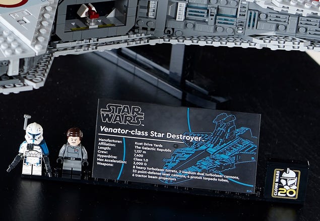 Deux minifigures LEGO Star Wars à côté d’une plaque descriptive