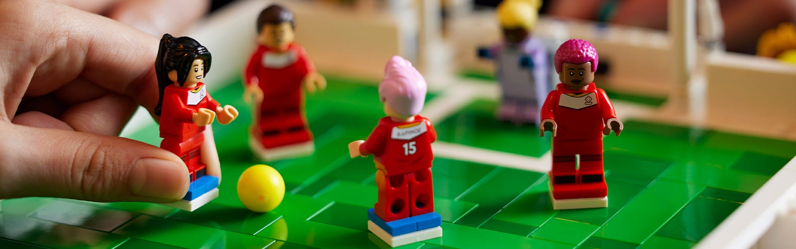 À 11 ans, il construit des stades de Bundesliga avec des Lego