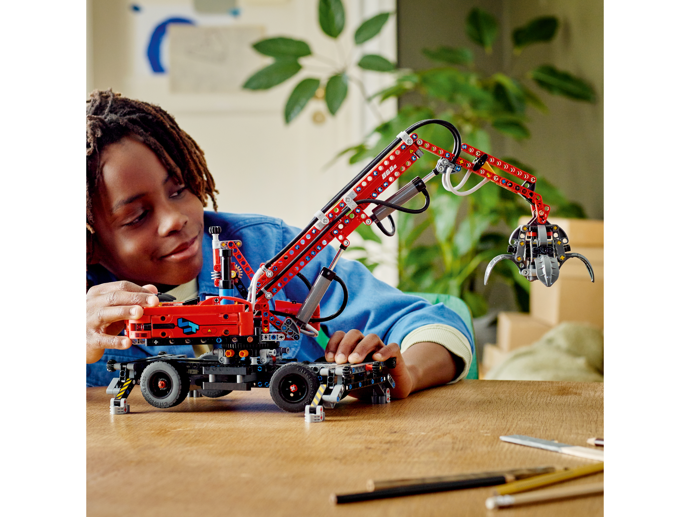 LEGO Technic Material Handler Crane 42144 Kit de construction à partir de 10  ans Cadeau pour les enfants qui aiment les modèles pneumatiques et les  jouets de chantier (835 pièces) : 