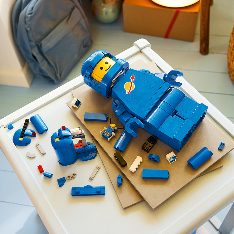 Up-Scaled Blue Astronaut Minifigure 40921 | Minifigures | Buy