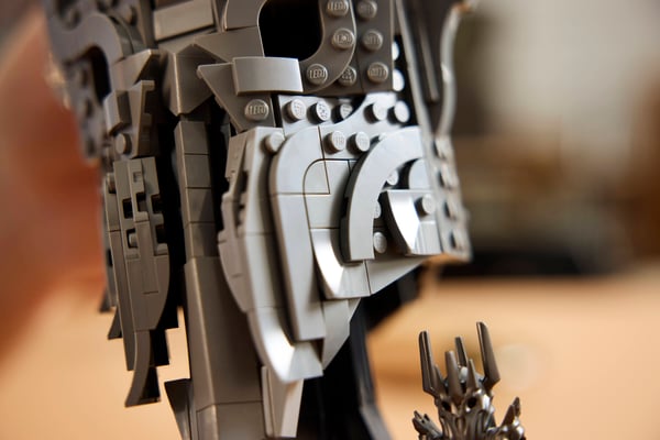 LEGO 11373 Le Seigneur des Anneaux : le casque de Sauron — visuel 8 sur 8
