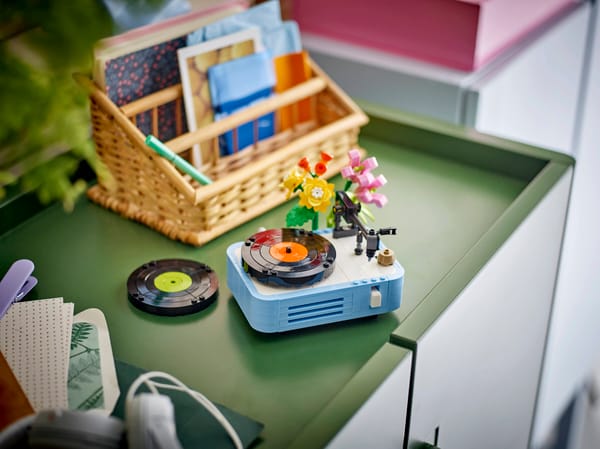 Record Player with Flowers - Image 9
