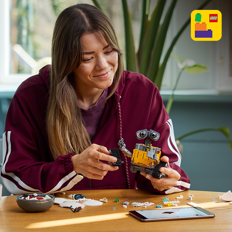 WALL-E and EVE 43279 | Disney™ | Buy online at the Official LEGO