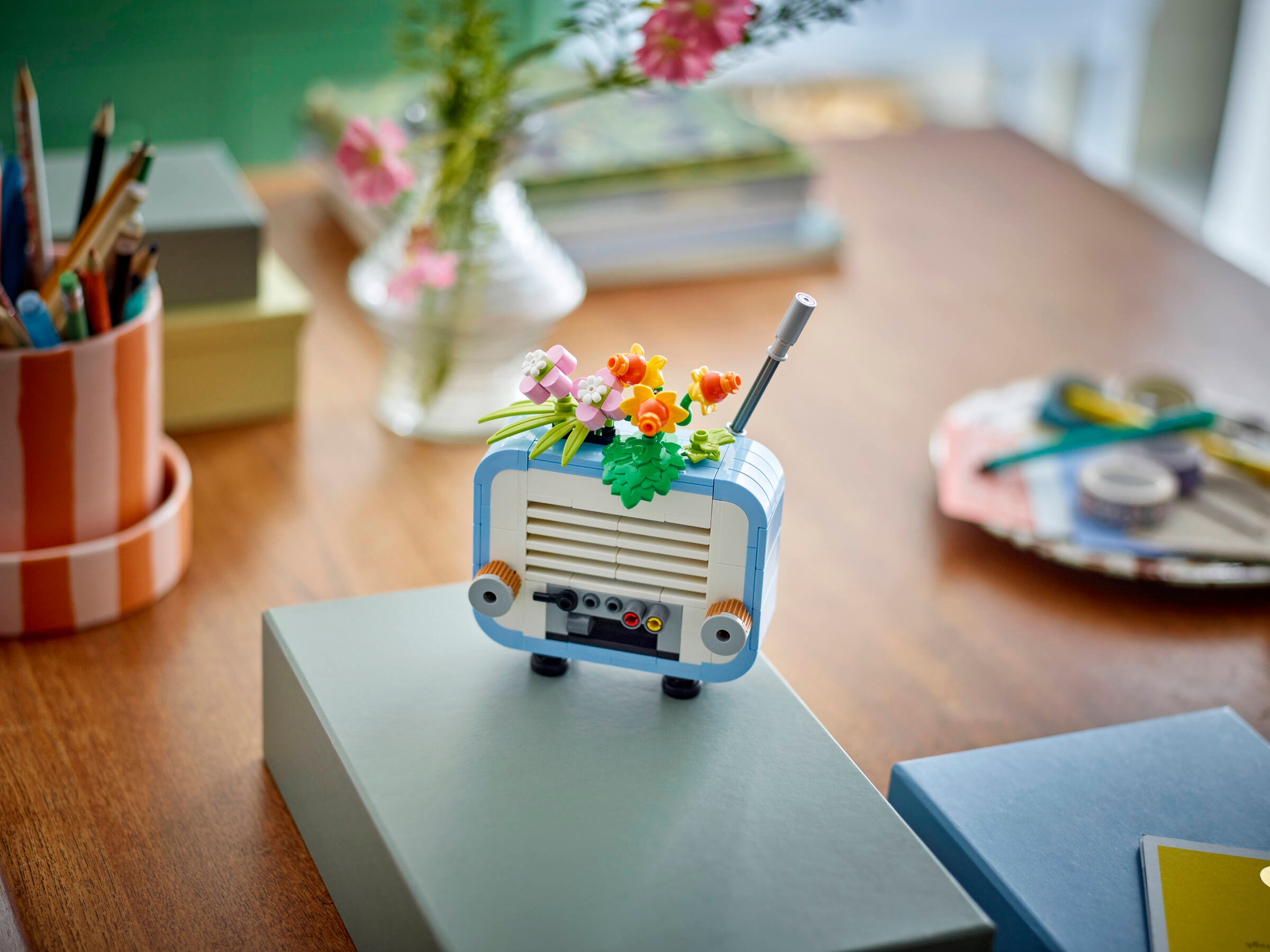 レドラ。ラバードール。 Record Player with Flowers 31172 | Creator 3-in-1 | Buy online at