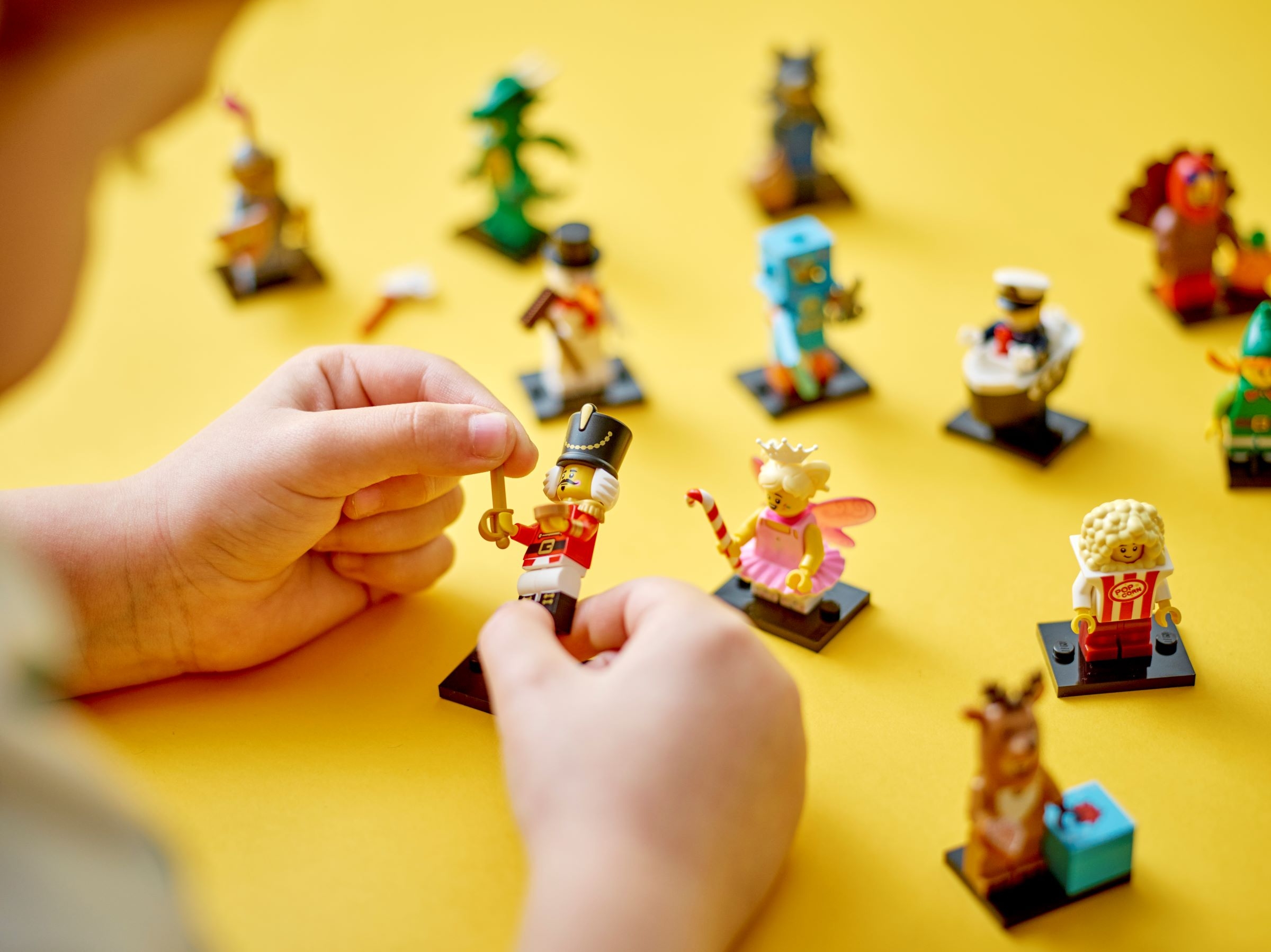 LEGO Serie 23 Minifigures - Juego completo de 12 personajes diferentes  71034 (encordado)