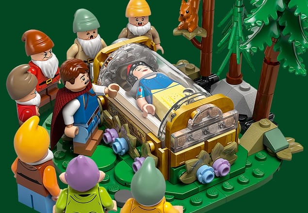 Minifigúrka Snehulienky v sklenenej truhle obklopenej minifigúrkami trpaslíkov