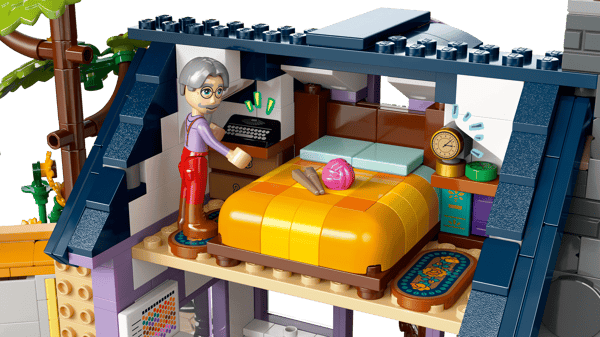 Beekeepers' House and Flower Garden - Image 9