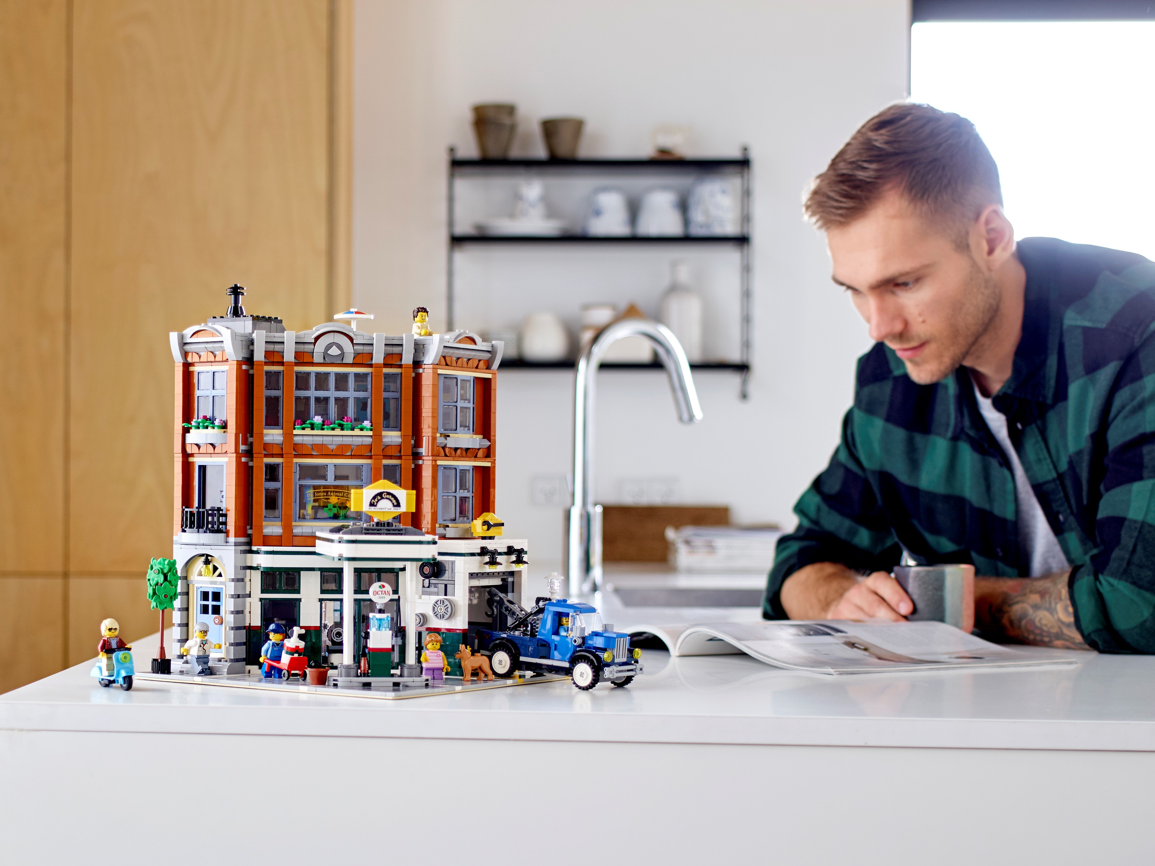 10264 LEGO Creator Expert Corner Garage Building Kit 2569 Pieces 