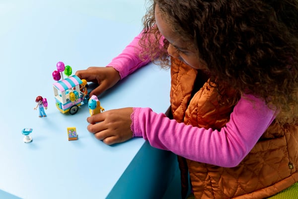 LEGO 42692 Le stand de glaces et de ballons — visuel 8 sur 8