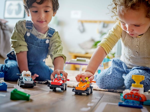 LEGO 10445 Voitures de course et pilotes d’une écurie de F1® — visuel 8 sur 8