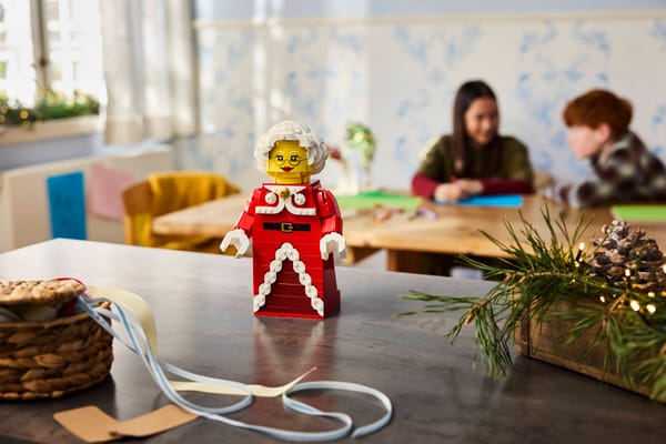 Up-Scaled Mrs. Claus Minifigure - Image 10