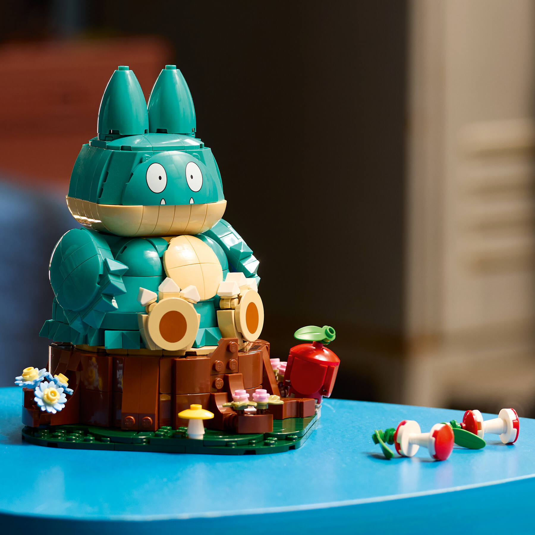 LEGO Pokémon Munchlax 72150 - tampilan lifestyle dengan latar alam