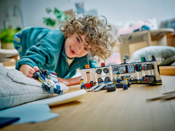 LEGO 60457 Le garage de personnalisation des voitures de police — visuel 7 sur 8