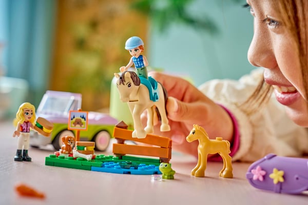 LEGO 42695 La remorque du cheval et du poulain — visuel 8 sur 8
