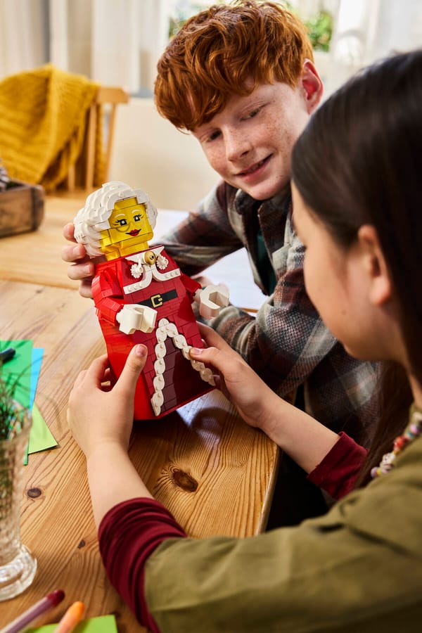 Up-Scaled Mrs. Claus Minifigure - Image 8