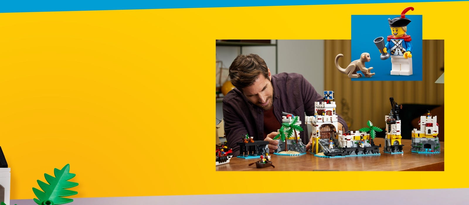 Egy férfi, aki LEGO erődöt és kalózhajót ábrázoló készletet épít, a kép sarkában egy kisebb képen egy minifigura.