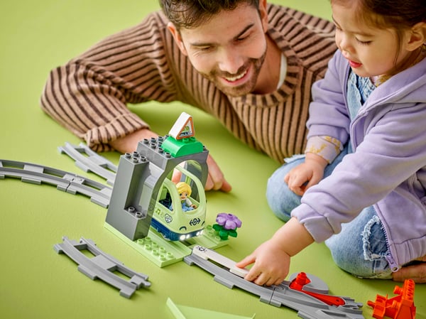 LEGO 10425 Set d'extension : Les rails et le tunnel du train — visuel 8 sur 8