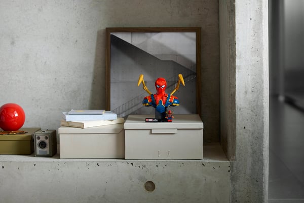 LEGO 76326 Buste d’Iron Spider-Man — visuel 7 sur 8