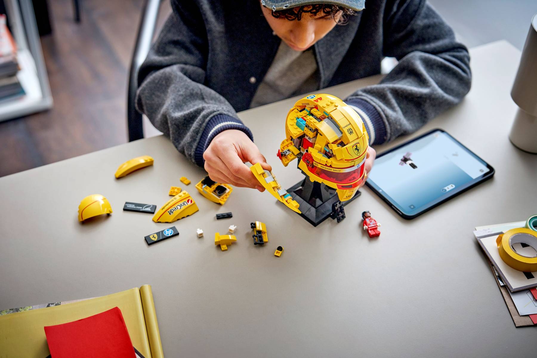 https://www.lego.com/cdn/cs/set/assets/bltfe179a2a682a9d9c/43022_Lifestyle_build.jpg?format=webply&fit=bounds&quality=70&width=1200&height=1200&dpr=1.5