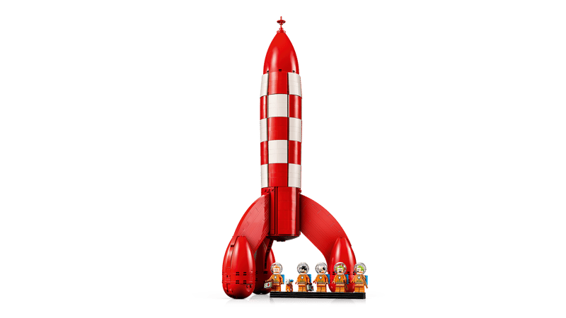 LEGO 21367 Tim und Struppi Mondrakete Produktbild mit rot-weiss karierter Rakete und allen Minifiguren auf dem Displaystaender