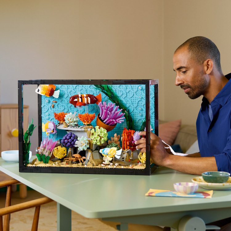 Discover the perfect home aquarium – made of LEGO® bricks