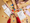 Børnehænder, der leger med LEGO klodser blandt papirposer
